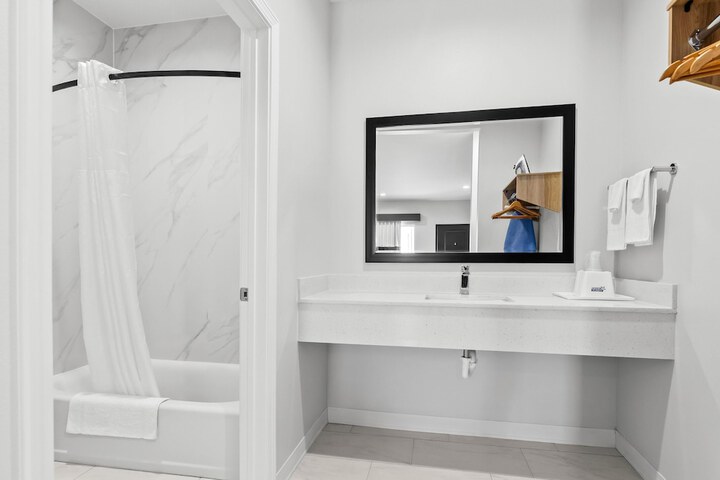 Americas Best Value Inn & Suites Tomball Grand Parkway