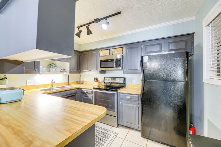 N Topsail Beach Oceanfront Condo w / Pool!