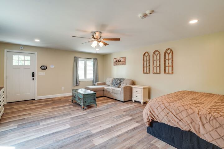 Studio Stay w / Deck in Missouri Wine Country