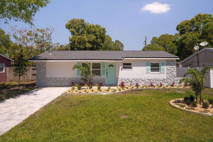 Heated Pool Close to St. Pete Tampa Pet Friendly