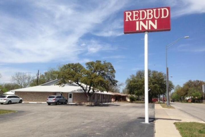 Redbud Inn