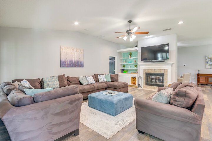 Spacious Home w / Sunroom 15 Mi to Pensacola!