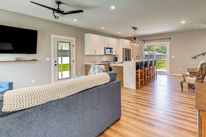 Rock Hall Retreat w / Balcony Near Park & Marina!
