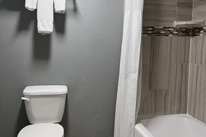 Room 27 of 40