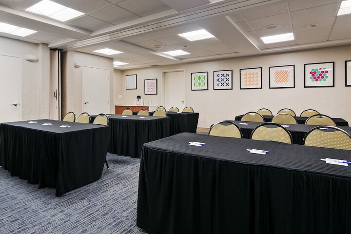 Holiday Inn Express & Suites Everett by IHG
