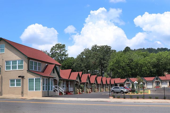 Hotel 4 of 211