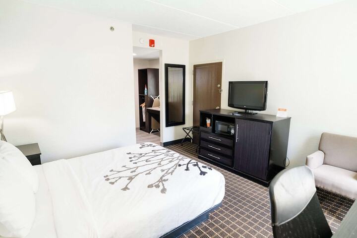 Room 53 of 142