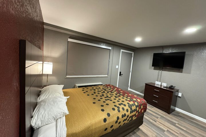 Room 11 of 12