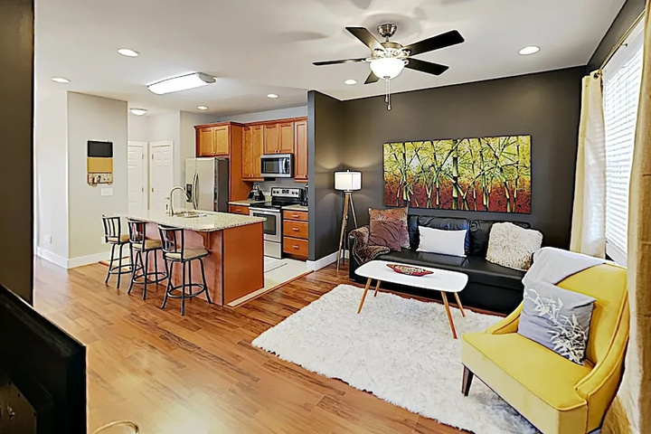 New Listing! New-build Near Downtown 5 Bedroom Home