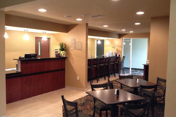 Cobblestone Hotel & Suites - Newton