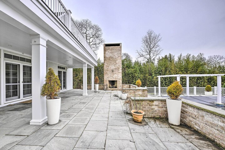 Shelter Island Retreat w / Outdoor Pool!
