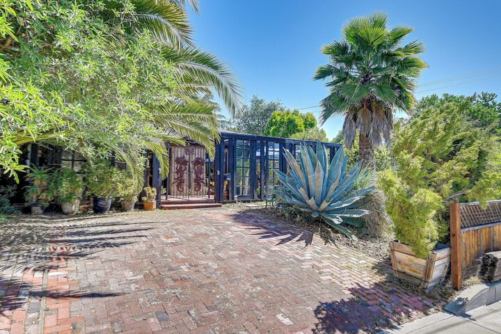 Bohemian Wonderland: Benicia Bungalow w / Pergola!
