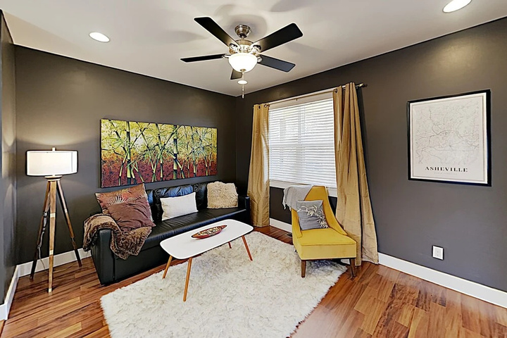 New Listing! New-build Near Downtown 5 Bedroom Home