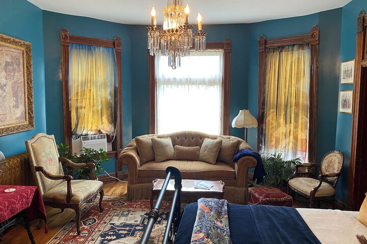 Vineyard Mansion & Carriage House Bed & Breakfast