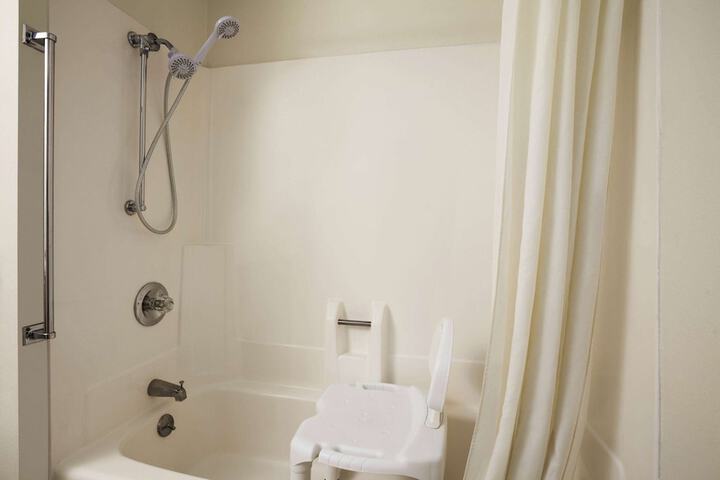 Room 6 of 22