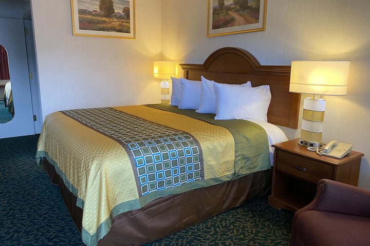 Room 4 of 16