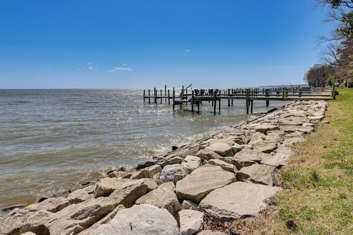 Bayfront Maryland Retreat w / Deck Near Beaches!