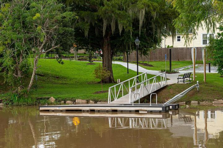 Chateau Royale Pet Friendly, on Bayou, Downtown!