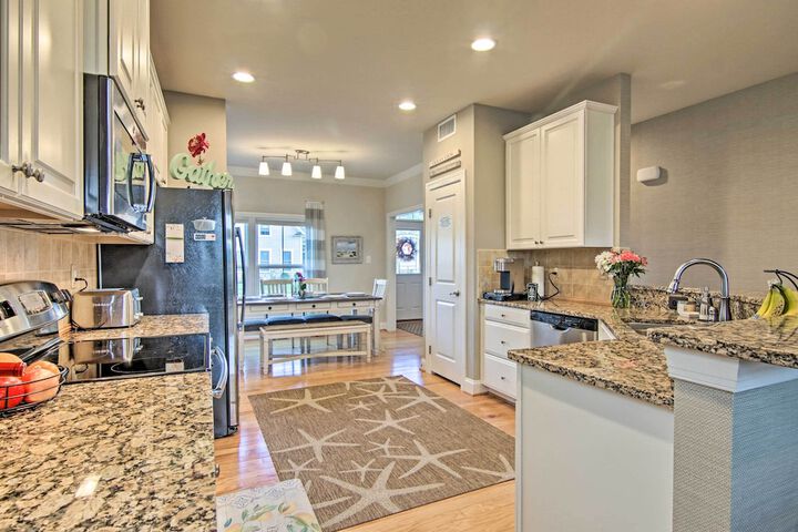 Resort Amenities & Screened Porch: Ocean View Home