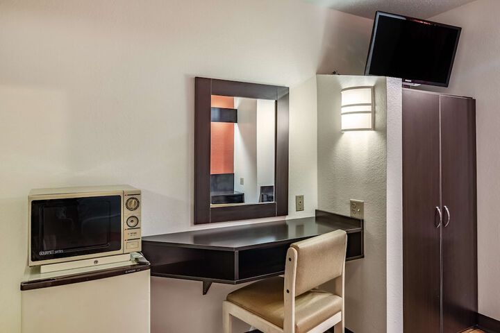 Room 14 of 30