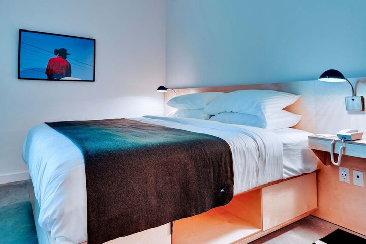 Room 10 of 32