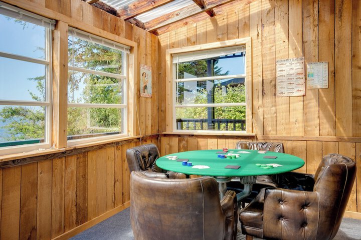 Waterfront Coos Bay Retreat w / Kayaks!