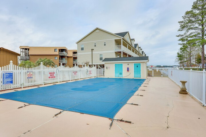 Townhome w / Outdoor Pool & White Lake Access!