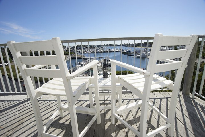 Anchor in Distinctive Waterfront Lodging