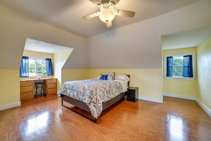 Inviting Connellsville Getaway w / Deck!