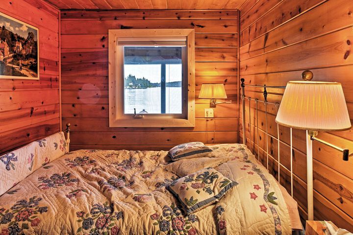 Newport Cabin w / Lakefront Private Porch & Grill!