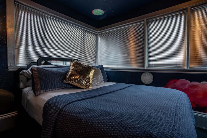 Room 27 of 216
