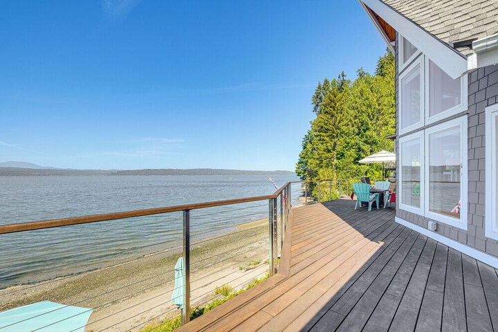 Bayfront Home w / Private Beach in Poulsbo!