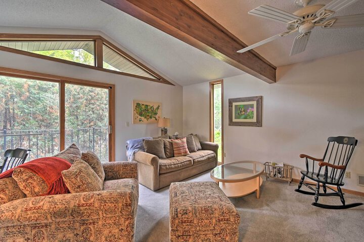 Spacious Lakehouse w / Deck Kayaks, & Dock!