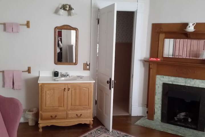 Chestnut Charm Bed & Breakfast