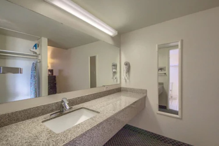 Room 16 of 28