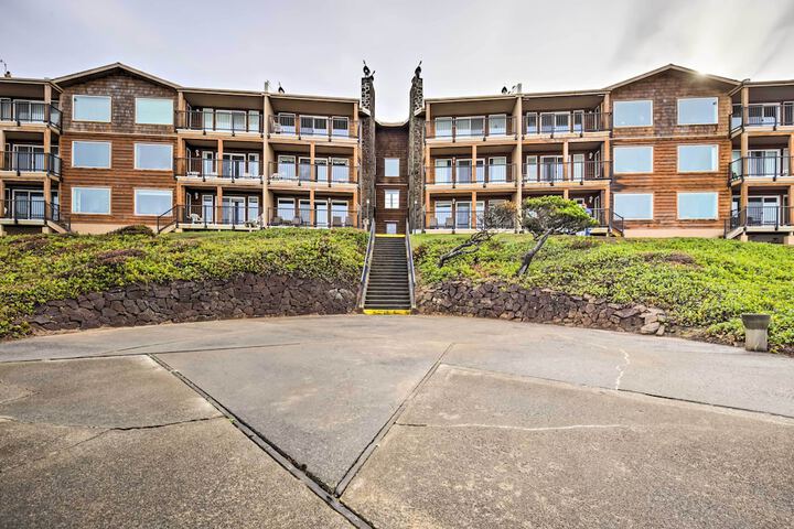 Lincoln Beach Condo w / Balcony + Ocean Views!