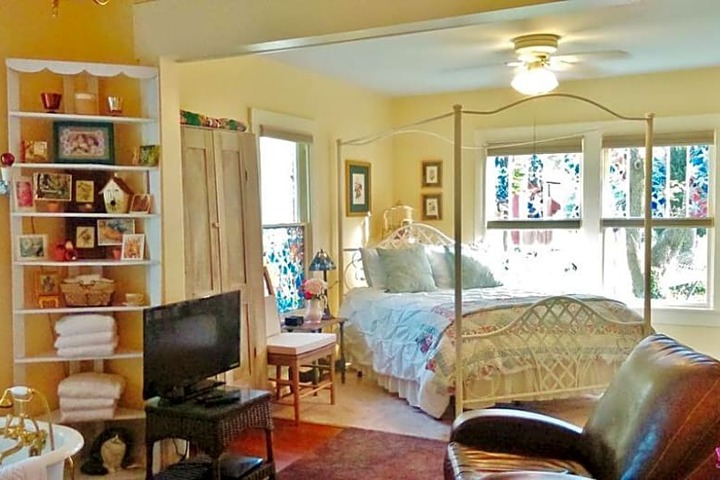 Maple Leaf Cottage Inn