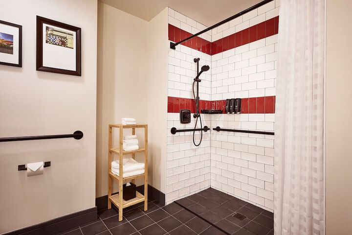 The Scarlet Lincoln, a Tribute Portfolio Hotel