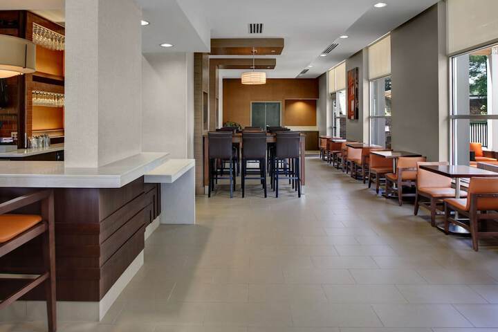 Lounge 59 of 63