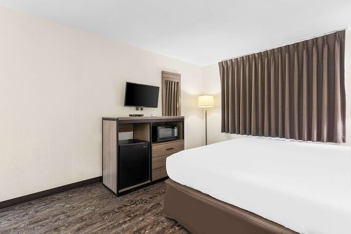 Room 6 of 32