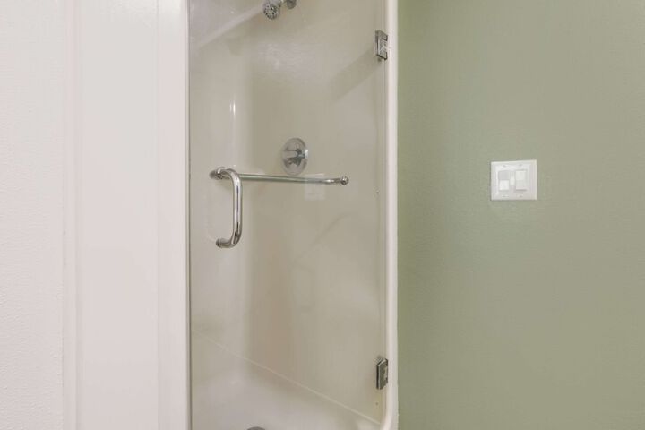 Room 10 of 32