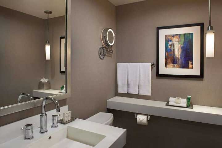 Hilton Toronto Airport Hotel & Suites