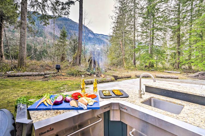 Heated Swim Spa! 15-acre Cabin on Skykomish River