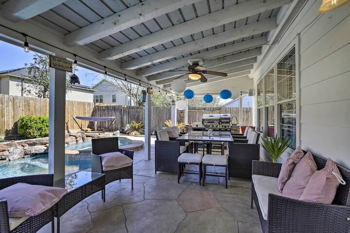 Luxe Home 30 Miles to Houston w / Pool & Grill