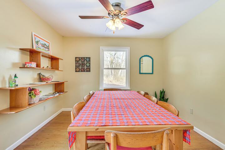 Family Home w / Game Room & Decks in Etlan!