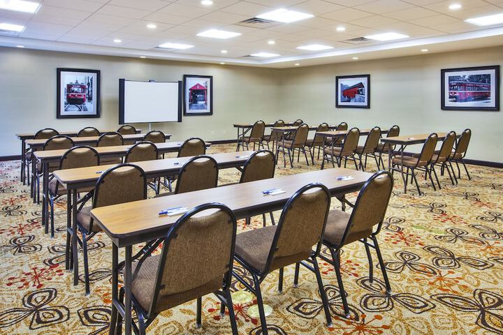 Holiday Inn Express & Suites Washington - Meadow Lands by IHG