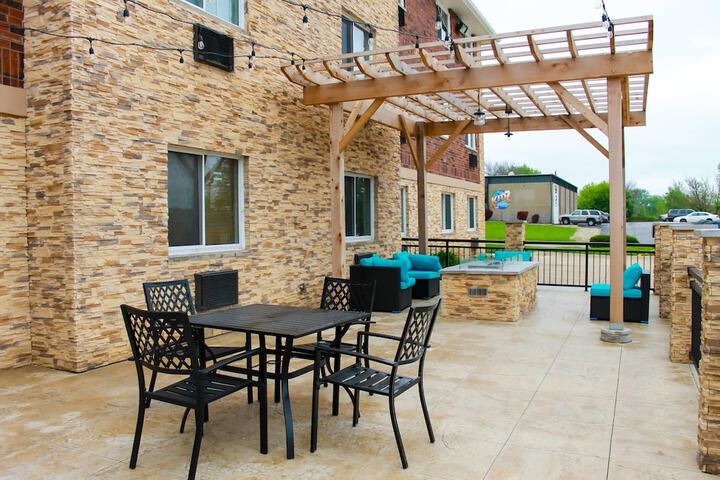 Clarion Pointe Bettendorf - Quad Cities