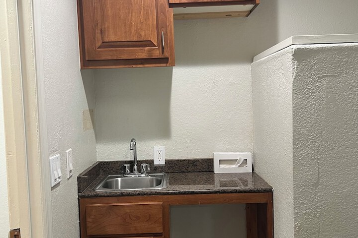 Golden Eagle Motel