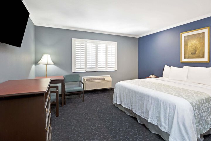 Room 8 of 12