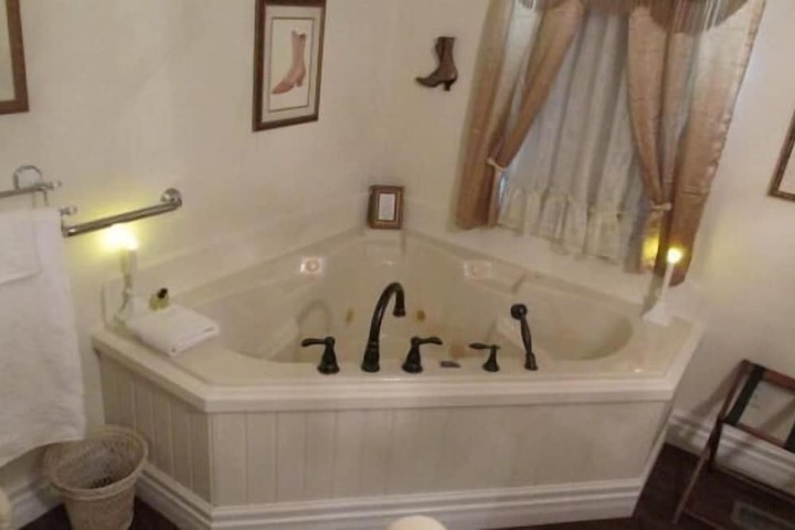 Hot Tub 32 of 46